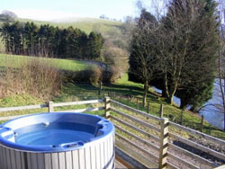 pine lodges with a hot tub